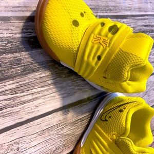 Infants sneakers size 4